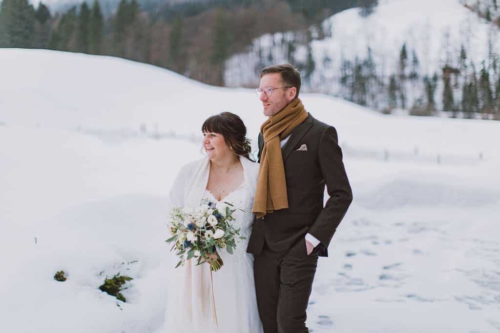 Das ist ein Brautpaar in der Bergen bei einem Elopement.
