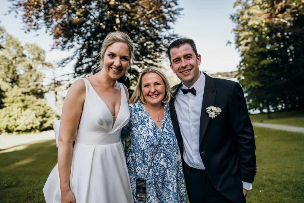 Martina Anders Hochzeitsplanerin mit dem Brautpaar am Starnberger See im La Villa Hochzeitslocation