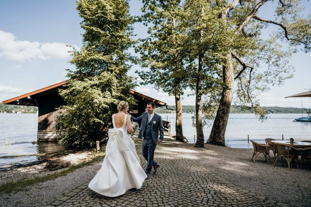Ein Brautpaar zur Hochzeit am Starnberger See.