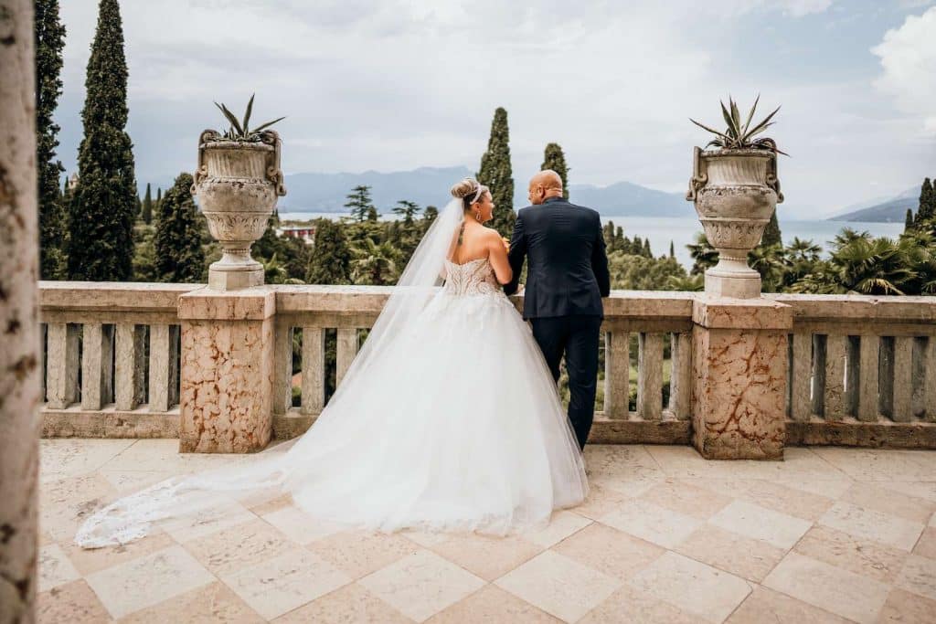 Das ist ein Brautpaar bei First Look in der Hochzeitslocation Villa Cortine.
