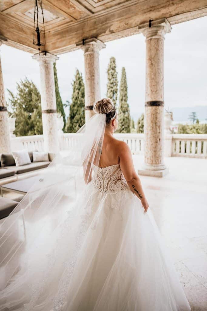 Das ist eine Braut in der Hochzeitslocation Villa Cortine, die ein Wedding Coaching gebucht hat.