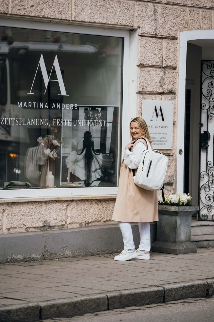 Das ist Martina Anders vor ihrem Hochzeitsplaner Büro.