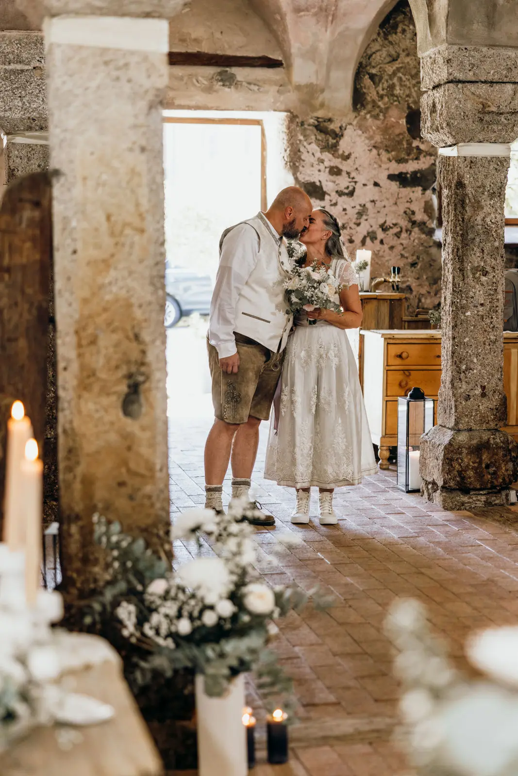 Zu sehen ist ein Brautpaar bei ihrer Hochzeit zu zweit die den Tag in vollen Zügen genießen. Beginnend mit dem Einzug zur standesamtlichen Trauung.