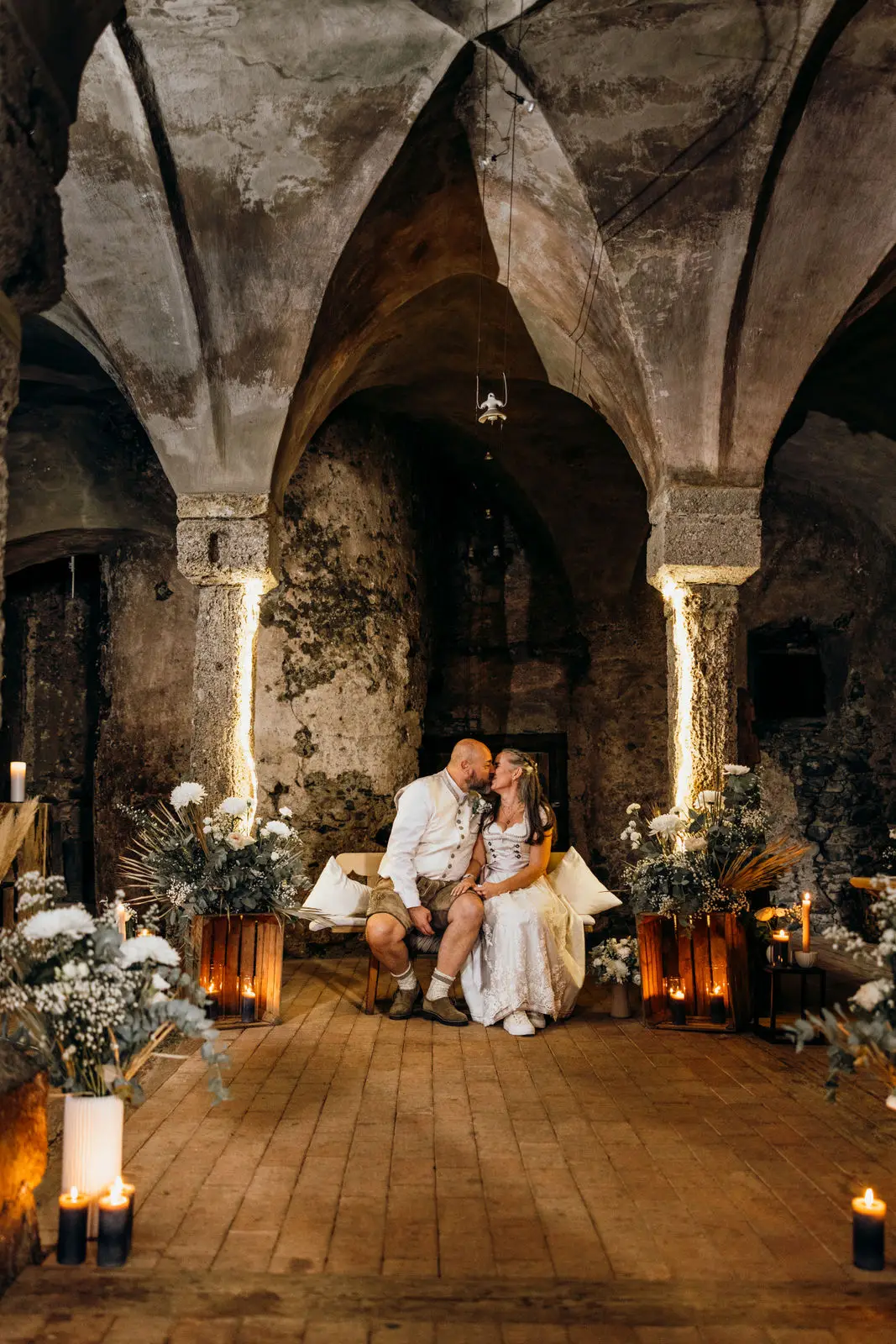 Eine romantisches Hochzeit. Ein Brautpaar die ganz intim und romantisch in einem alten Gewölbe zum Ja wort