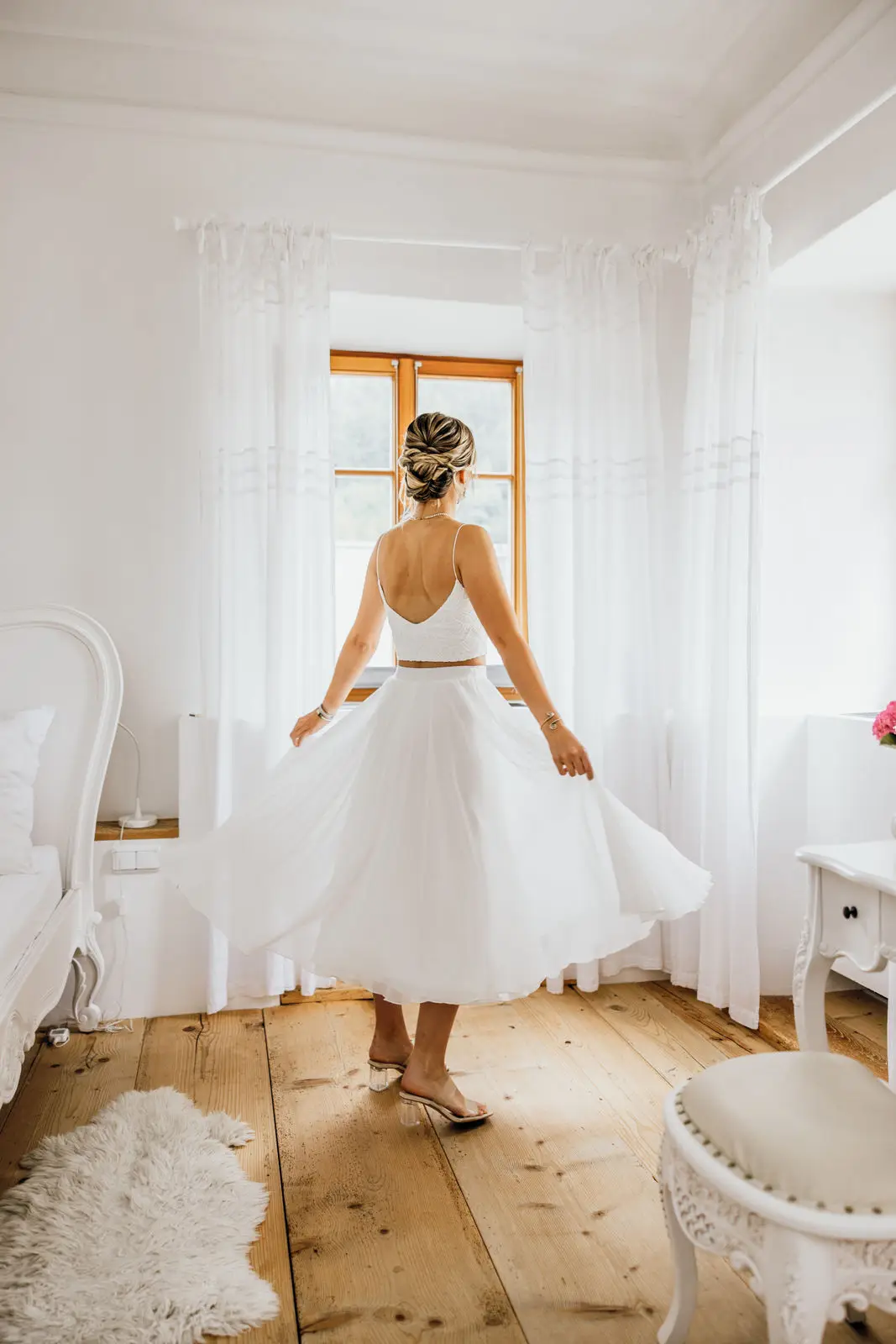 Die Braut beim getting ready für die Sommerhochzeit zu zweit in den Bergen