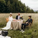 Hochzeitsplanerin begleitet intime Elopement-Hochzeit mit wenigen Gästen, stilvolles Picknick inmitten einer idyllischen Naturkulisse.
