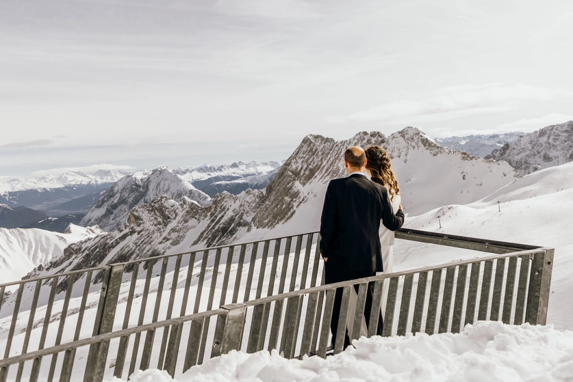 Brautpaar nach standesamtlicher Trauung auf der Alm – umgeben von Kühen, Wiesen und Bergen“
