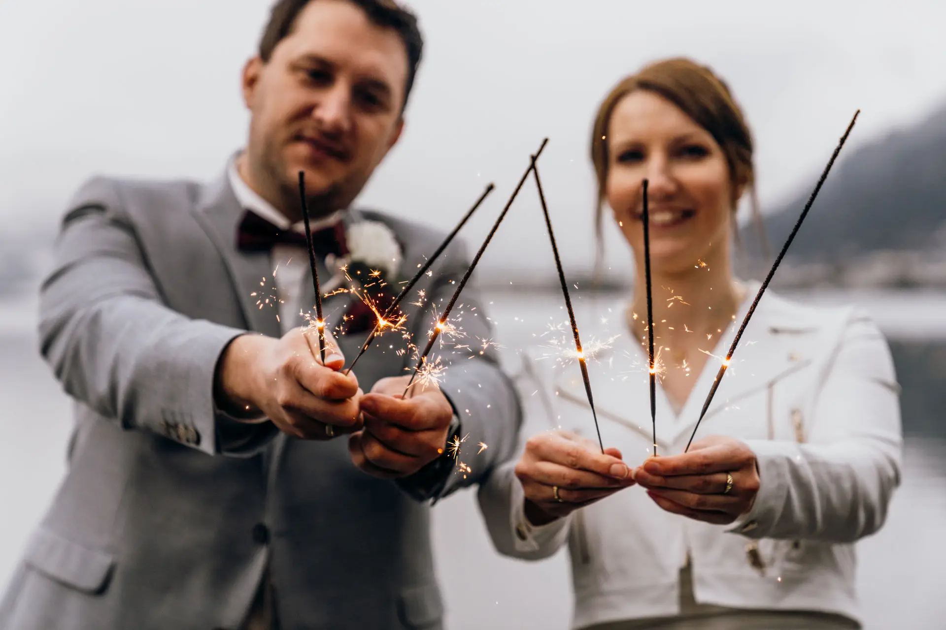 Strahlendes Brautpaar feiert seine Elopement-Hochzeit mit funkelnden Wunderkerzen.