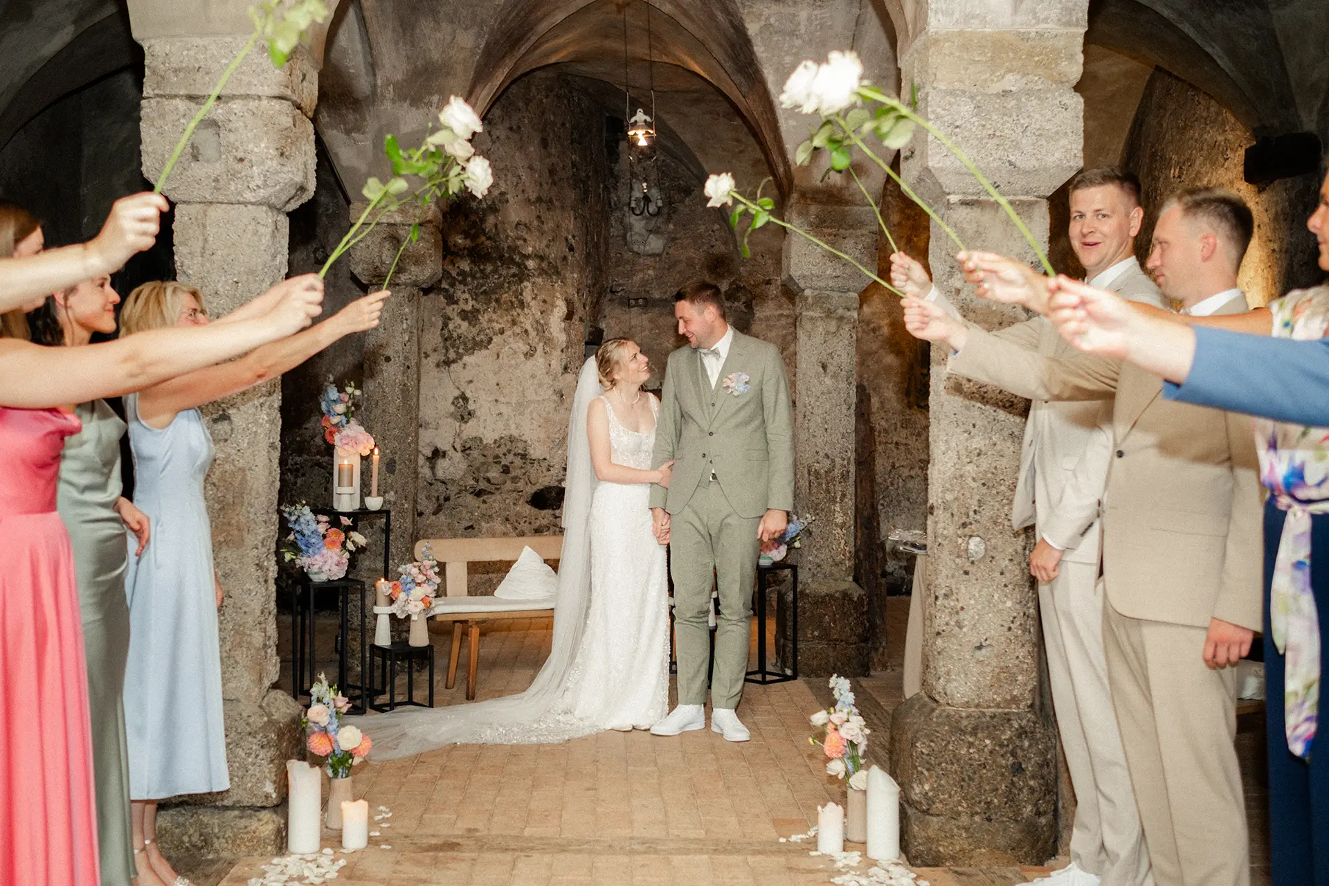 Für die Hochzeit im kleinen Kreis hat das Brautpaar mit Hochzeitsplanerin Martina Anders geplant. So konnten die beiden ihren Auszug durch ein Spalier mit weißen Rosen wirklich genießen.
