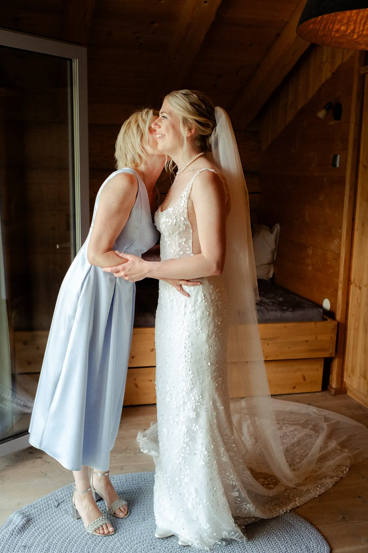 Mama und Tochter bei der Hochzeit im kleinen Kreis. Ein liebevoller Moment beim getting ready.