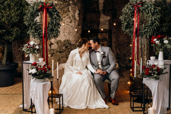 Ein besonderes Standesamt auszuwählen gehört zu einem der besten Tipps um in den bergen zu heiraten. Hier sieht man ein Brautpaar die in einem romatischen Gewölbe geheiratet haben.