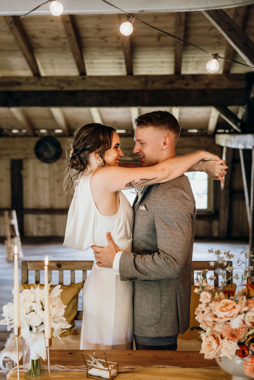 Eine Außenstelle eines Standesamtes in den Bergen. Hier sieht man eine Brautpaar in einer wundervollen romantischen Tenne im Allgäu.
