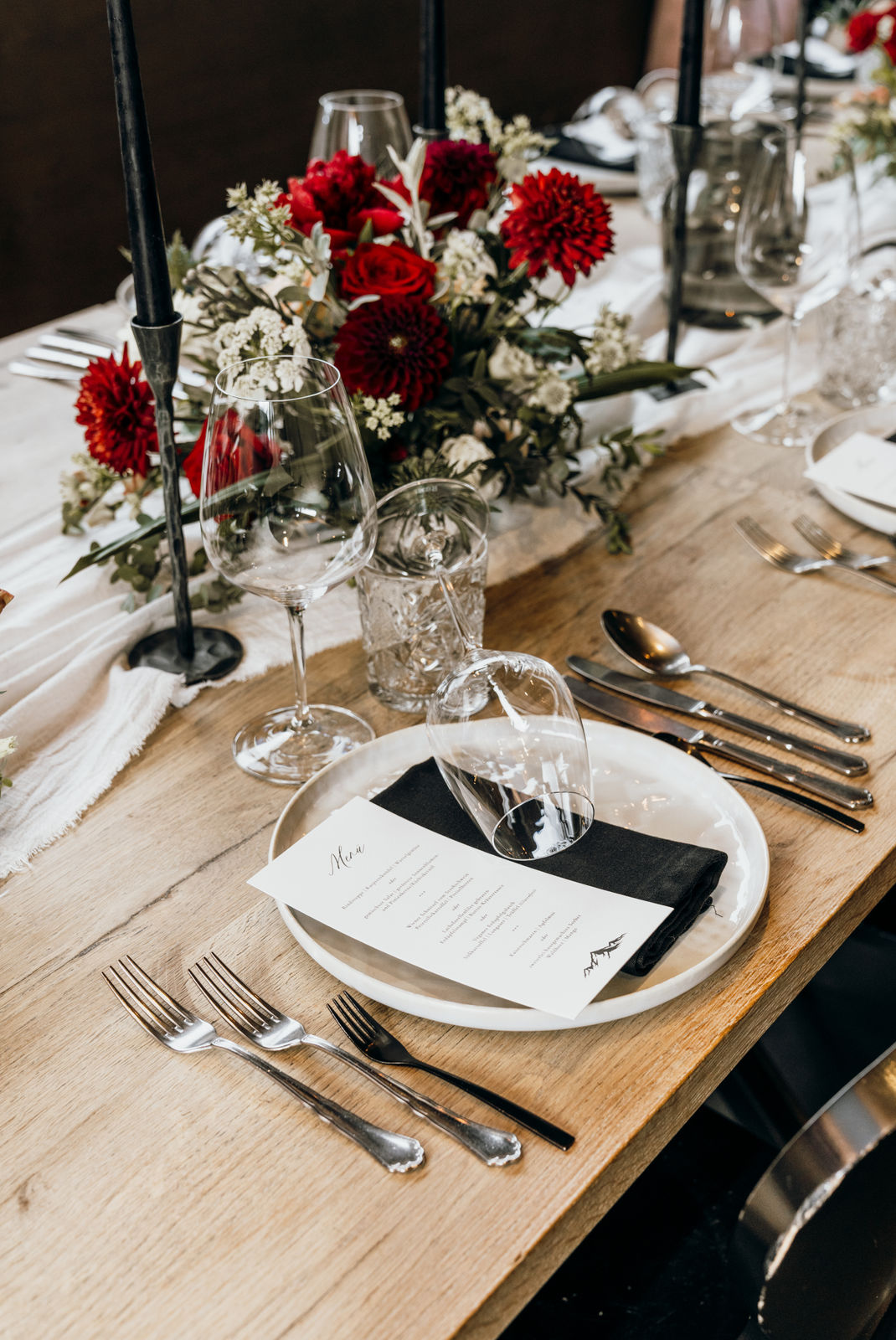 Schön gedecker Tisch mit Menükarte für ein Dinner der Hochzeit zu zweit.