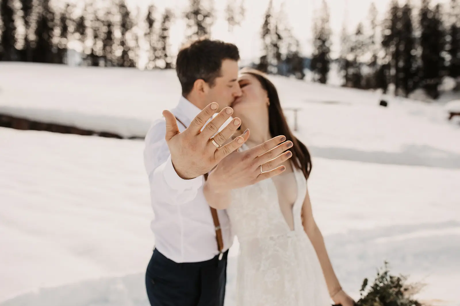 Ein Brautpaar im Winter glücklich verheiratet die die Wahl hatten zwischen Micro Wedding oder Elopement. Sie haben sich für die Hochzeit zu zweit entschieden und sind überglücklich.